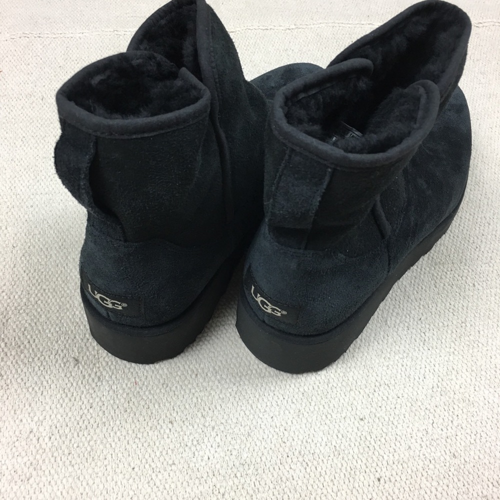 UGG Boots Size 8 Low Cut Black Snow Shoes